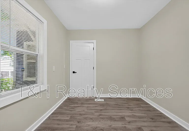 320 W 39th St — Photo 13