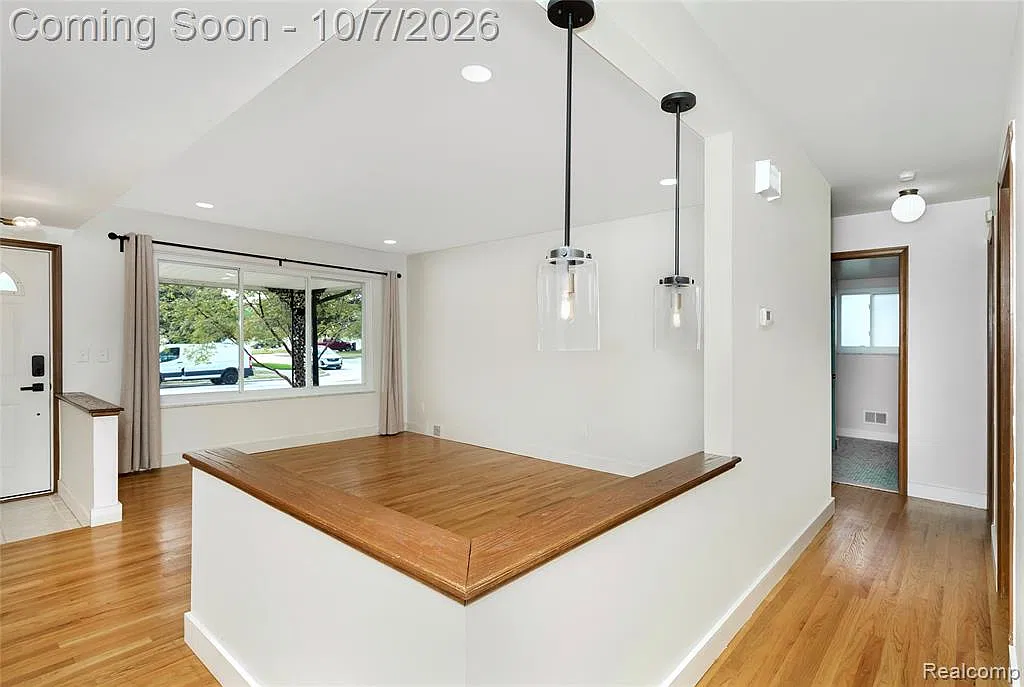 3 bed, 2.0 bath, 1618 sqft, $2,400 — Photo 3