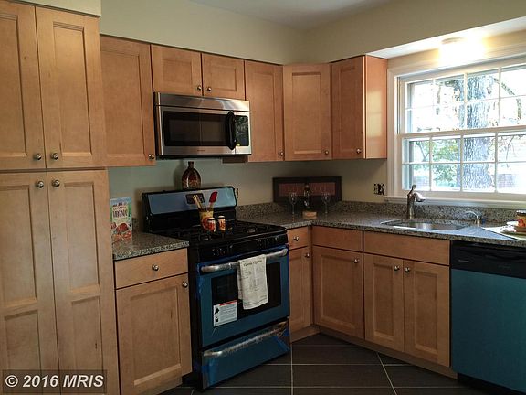 4th image of 900 Farley Ct SE