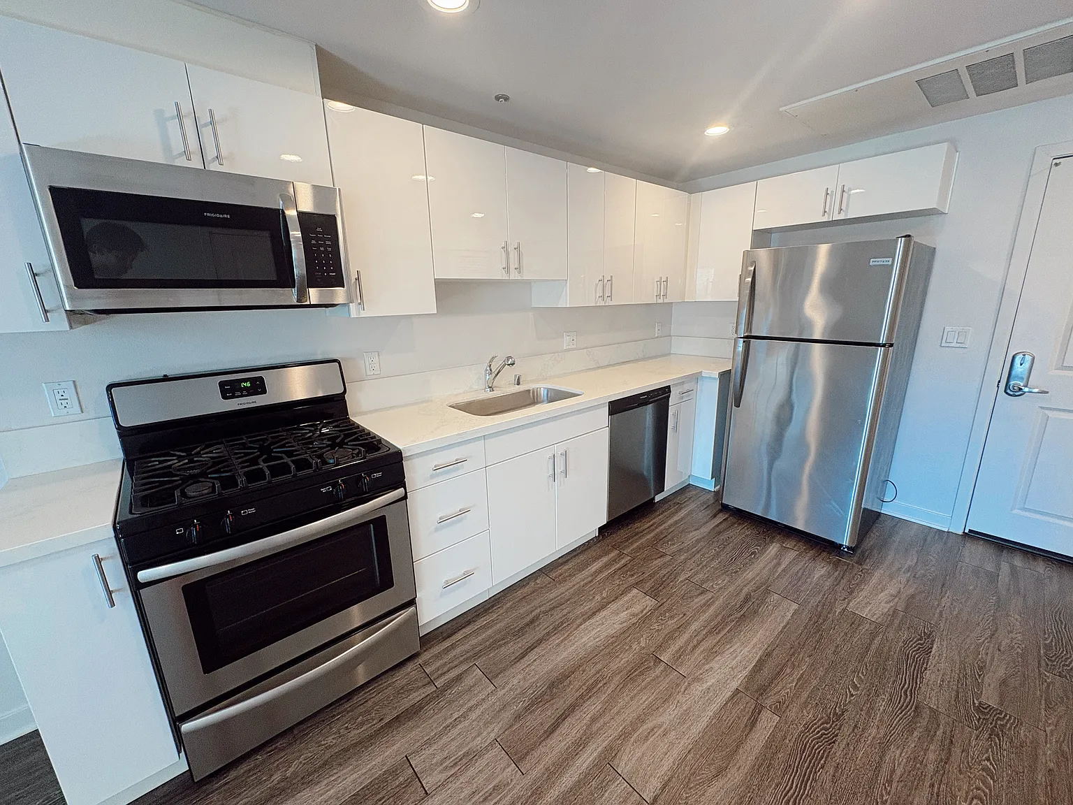 Studio, 551 sqft, $1,948 — Photo 2