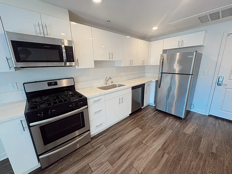 6332 Woodman Ave #1 — Photo 2