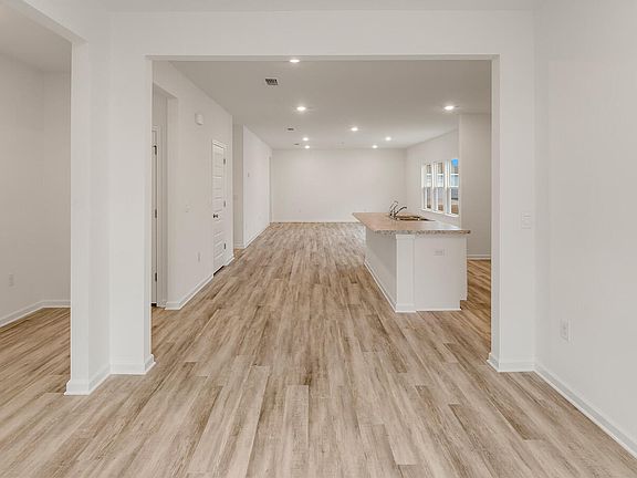 4th image of 38 Elderberry St
