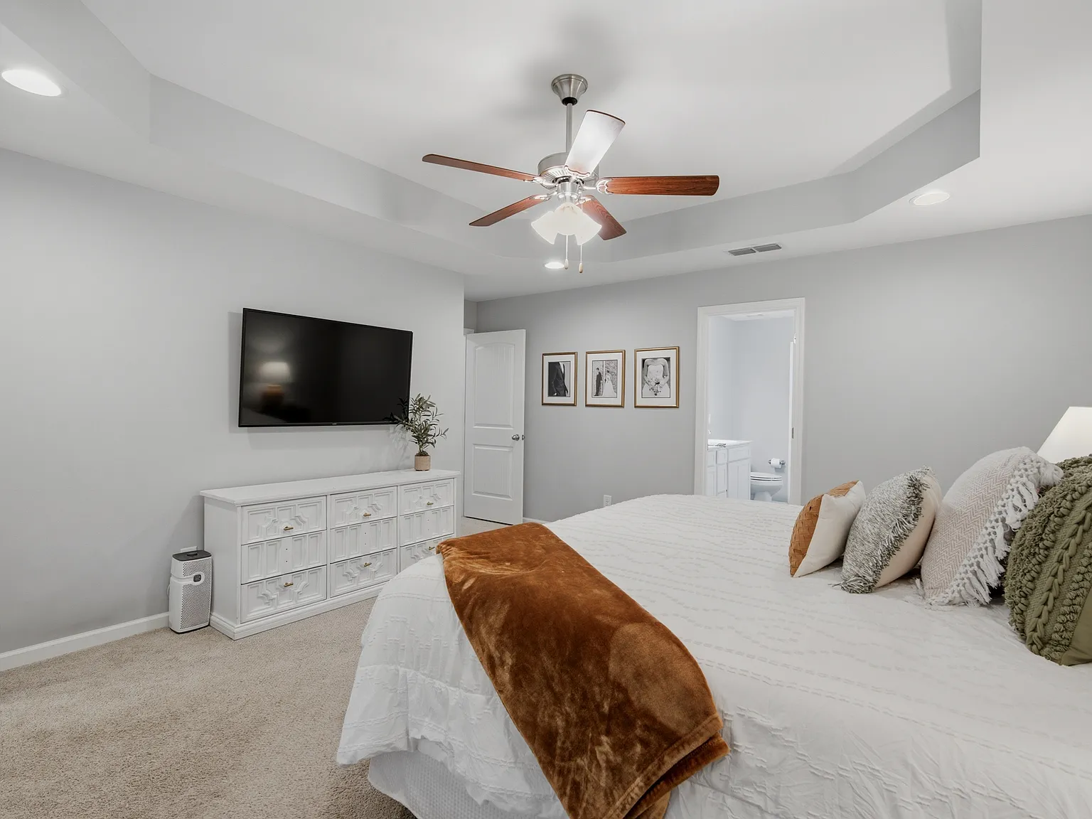 5 bed, 2.5 bath, 2680 sqft, $2,900 — Photo 3