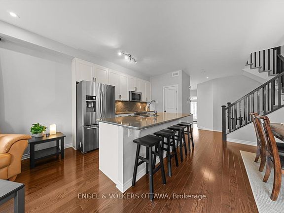4th image of 520 Rochefort Cir