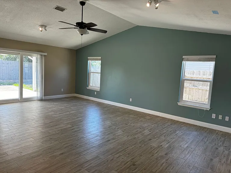 907 Lee Ct — Photo 3