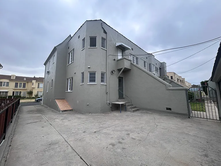 917 Alandele Ave #917 — Photo 24