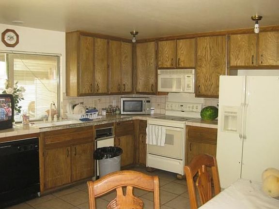 5th image of 226 N Hemet St