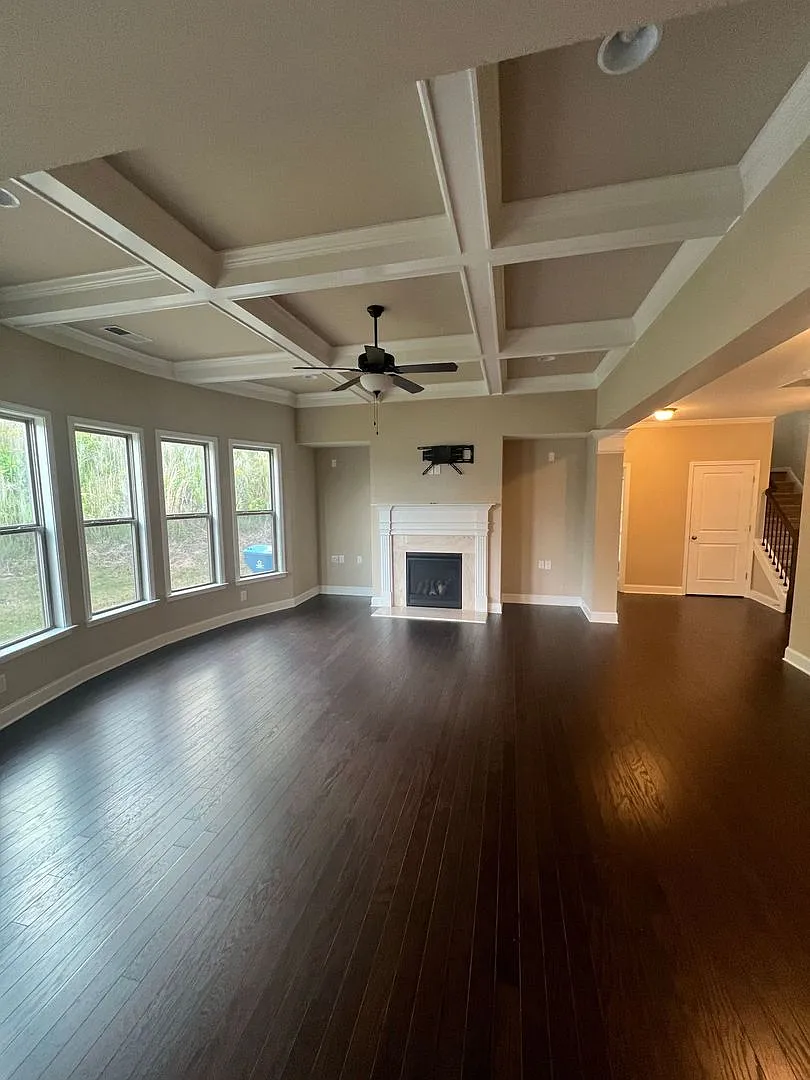 Now Ready! Amazing 5 bedroom house with 3 full bathrooms! — Photo 2