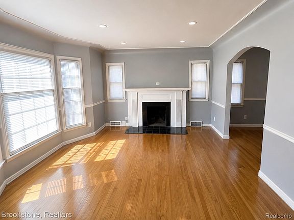 3rd image of 16580 Steel St