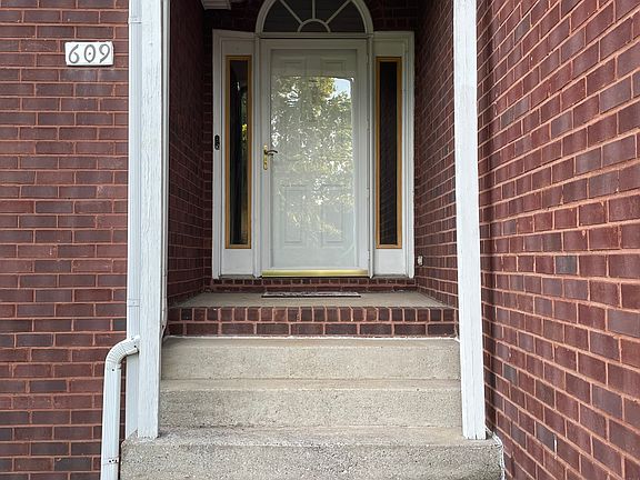 2nd image of 609 Glenties Dr