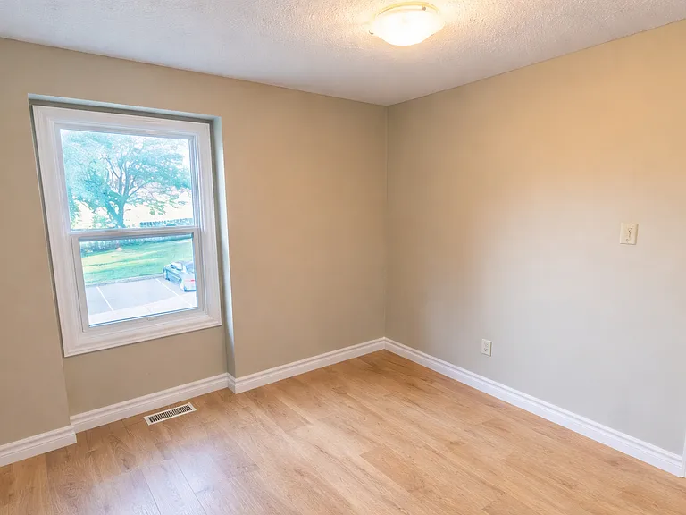 7591 Scholfield Rd — Photo 35