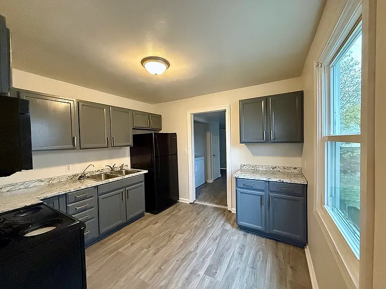 601 Morrow Rd — Photo 2