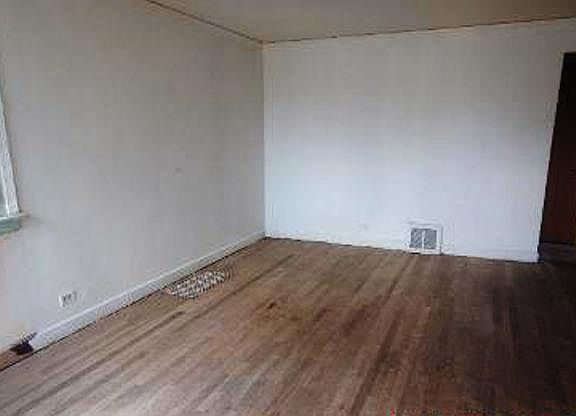 4th image of 10142 S Hoxie Ave