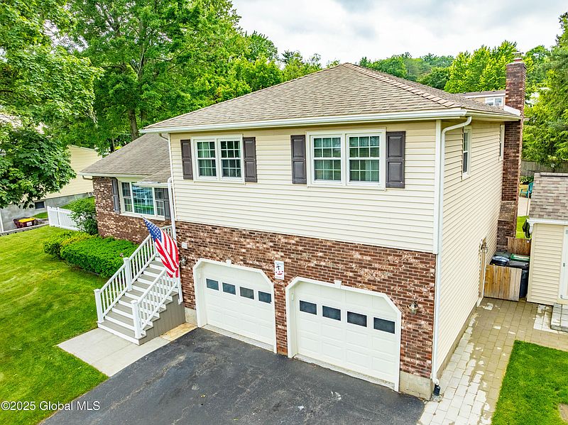 4th image of 34 Aspen Road