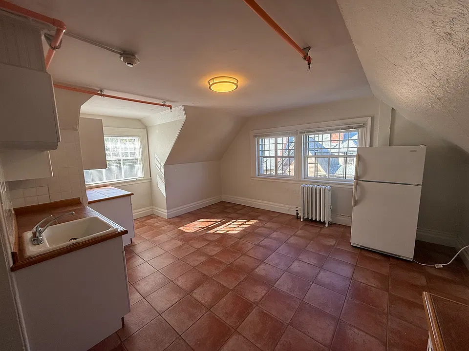 Kitchen with Gas stove, dishwasher
