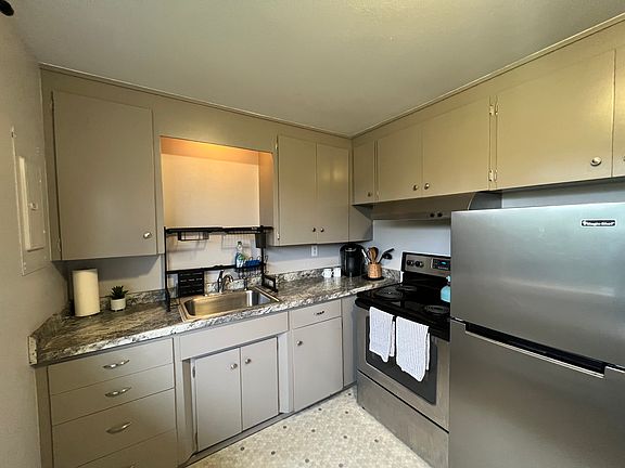 4th image of 1104 N Pine St