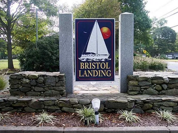 15 Weetamoe Farm Dr, Bristol, RI 02809