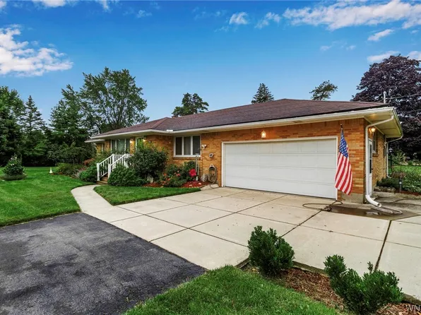 5241 Genesee St, Bowmansville, NY 14026