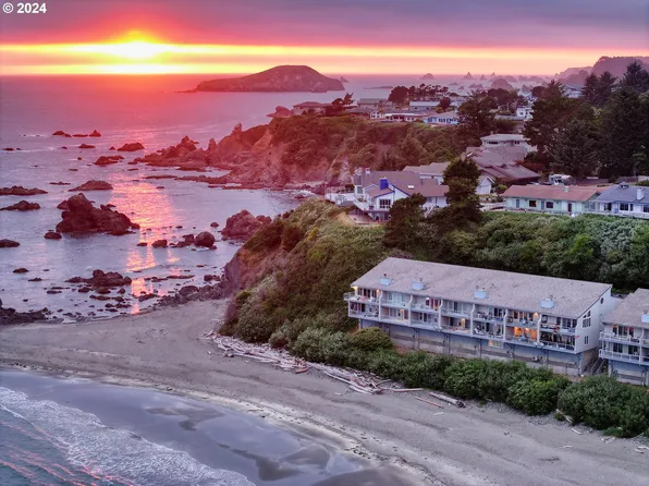 200 Macklyn Cove Dr APT 9, Brookings, OR 97415