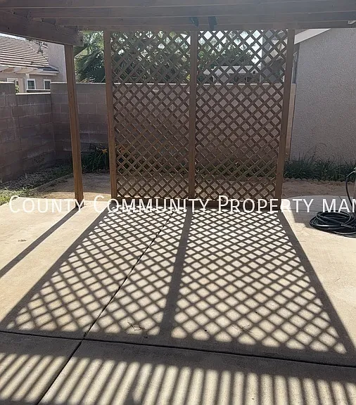 2277 Oak Ave — Photo 32