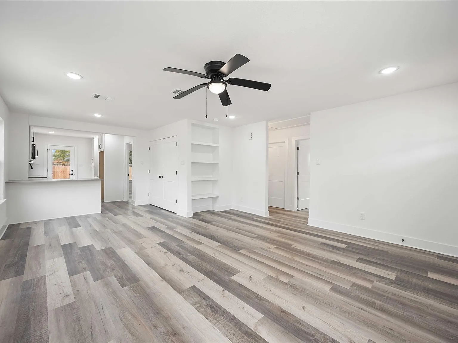3 bed, 2.0 bath, 1210 sqft, $2,100 — Photo 4