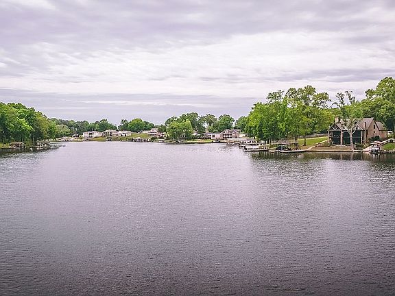 3rd image of 70 Riverhaven Dr