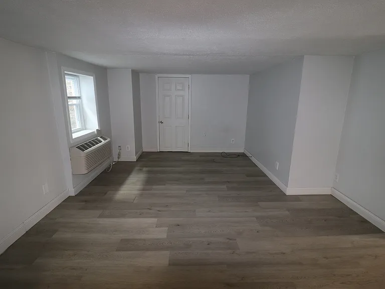 1672 Houston Ave — Photo 3