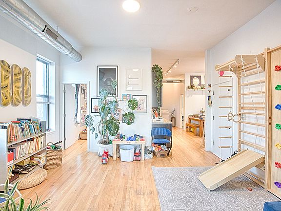 3rd image of 1026 N Milwaukee Ave APT 3F