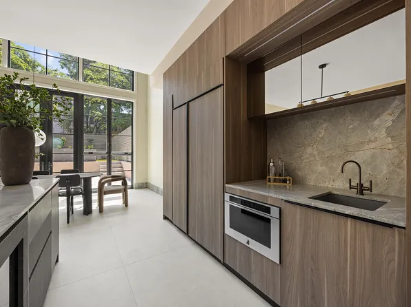 966 Bergen Street image 2 of 34