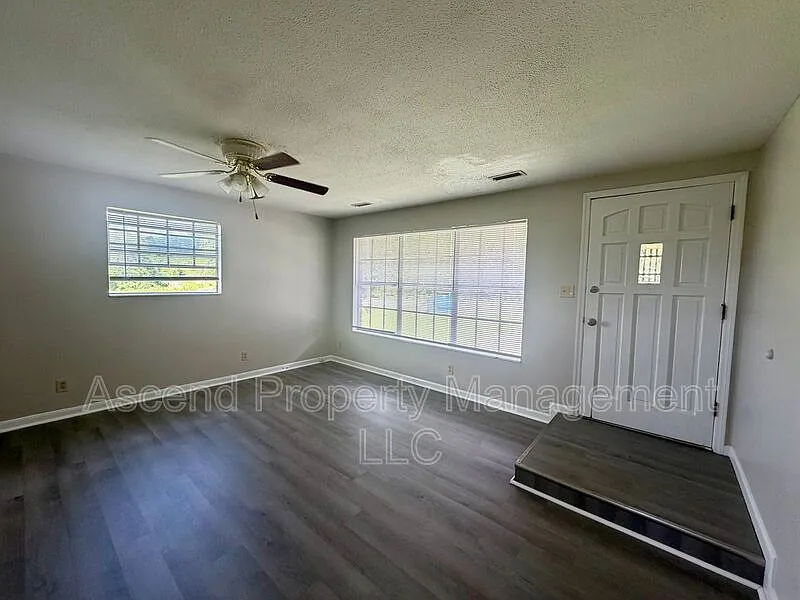 1 bed, 1.0 bath, $899 — Photo 3
