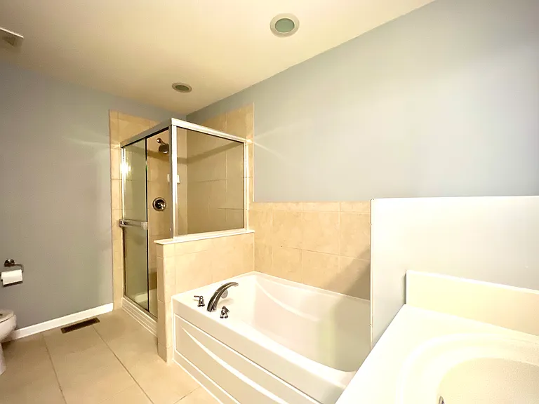 546 Grosvenor Ln — Photo 10