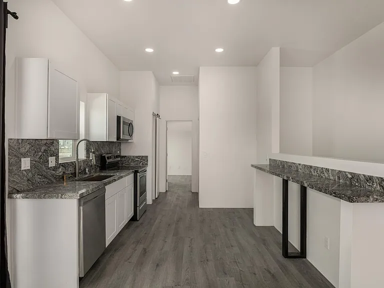 1933 E Monroe St #2 — Photo 4
