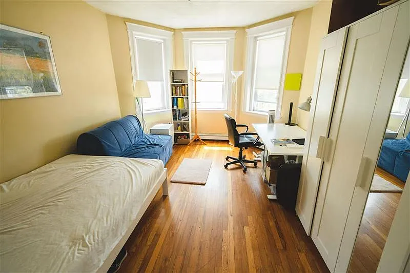 3 bed, 749 sqft, $900 — Photo 2