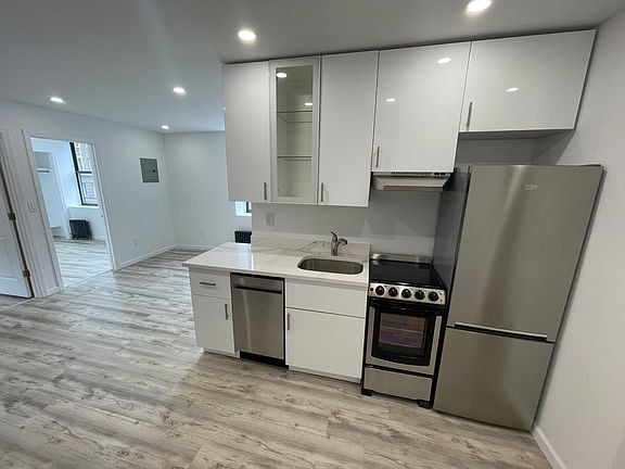 4th image of 144 E 74th St APT 4R