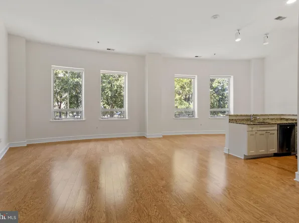 201 N 8th St APT 105, Philadelphia, PA 19106