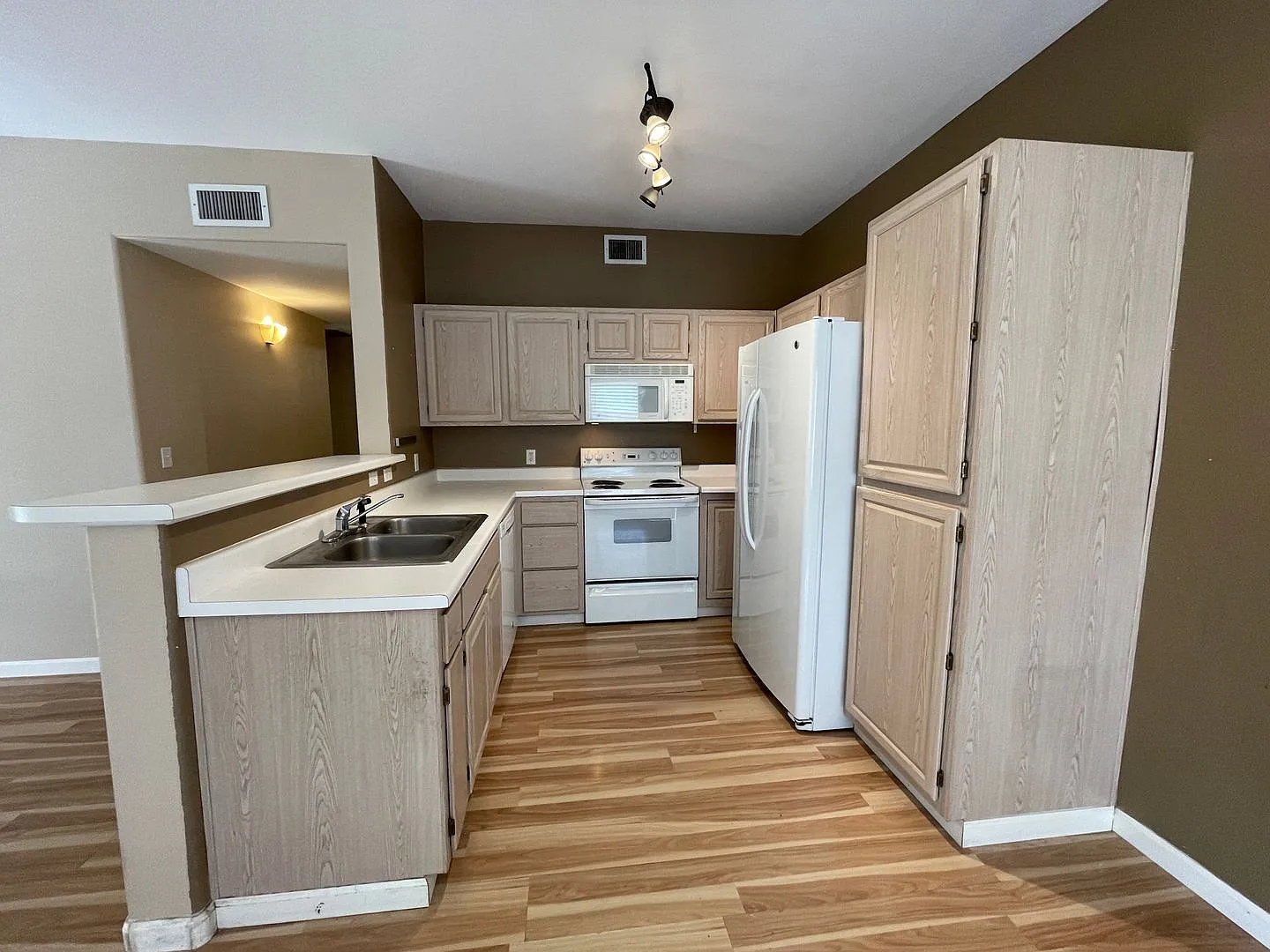 2 Bedroom CONDO nestled in a great location! — Photo 3