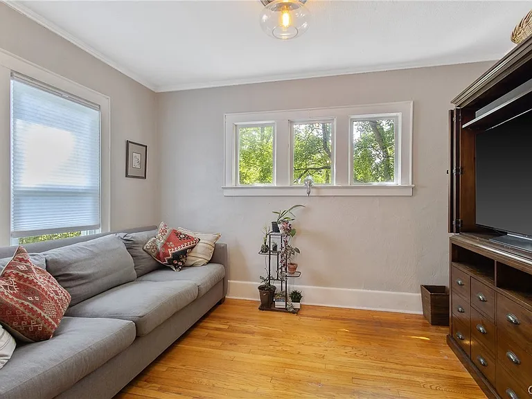 562 Buckingham Ave — Photo 8