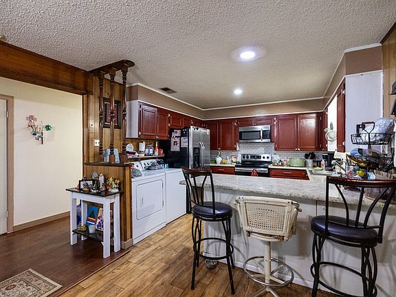 3rd image of 306 Hickory St