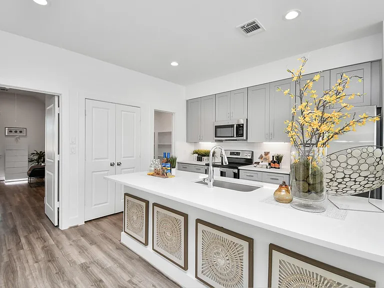 9029 Laverne Oak Ln — Photo 11