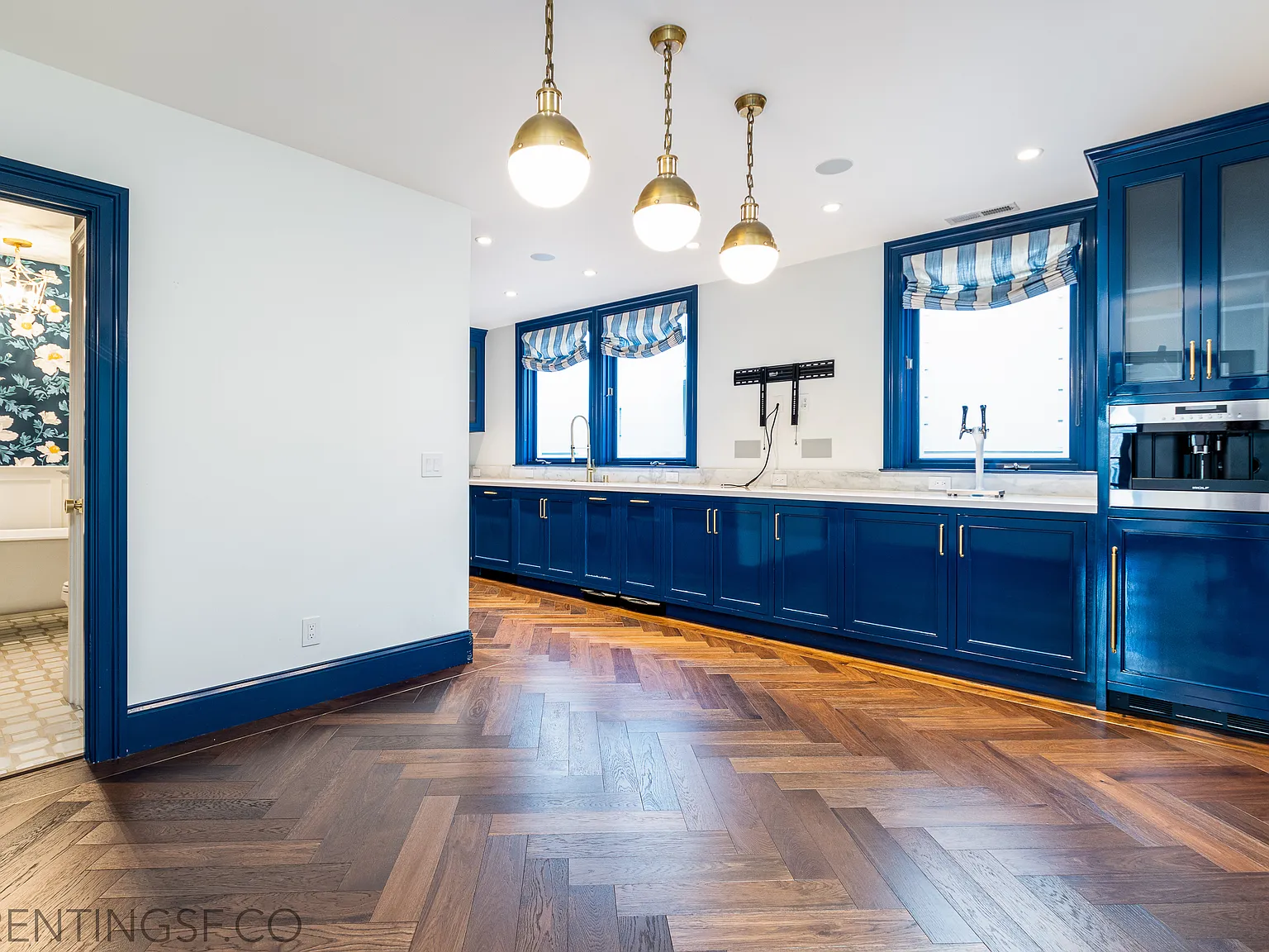 Lovely Single Family 3BR / 3 Bath / 2 Office Oasis — Photo 2