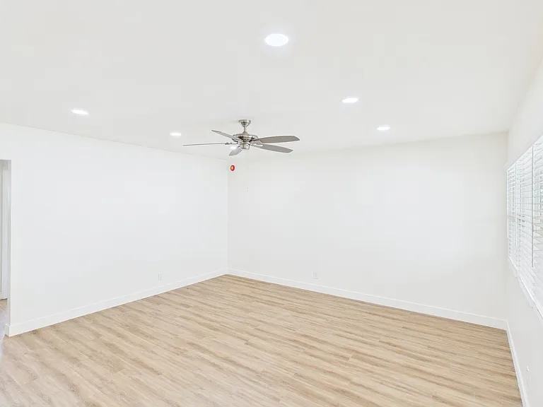 330 W I St — Photo 135