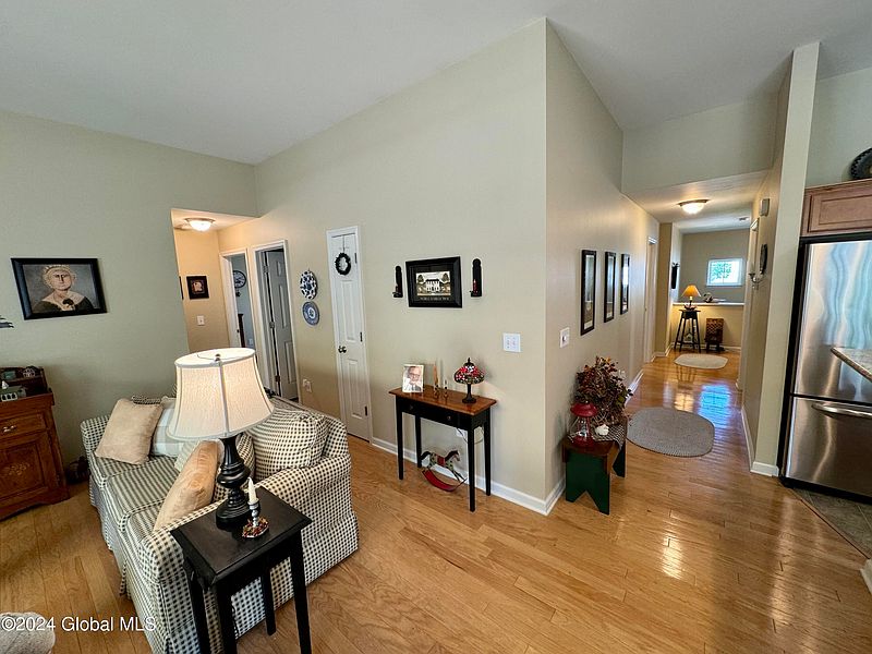 5th image of 310 Willow Court