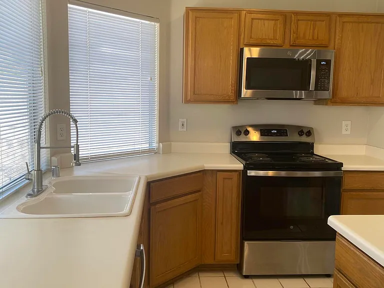 1704 E Pontiac Dr — Photo 8