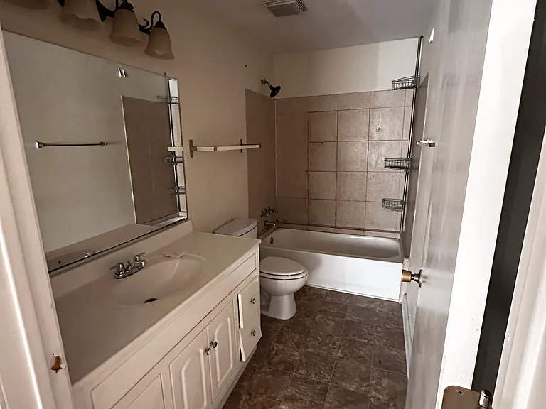 304 Elbert Ln — Photo 8
