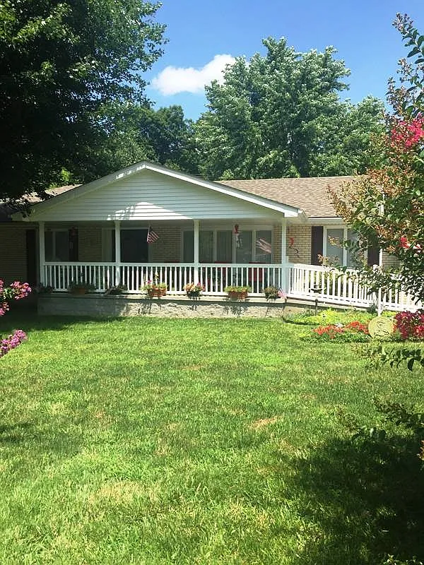 1054 Parkwood Dr photo 1