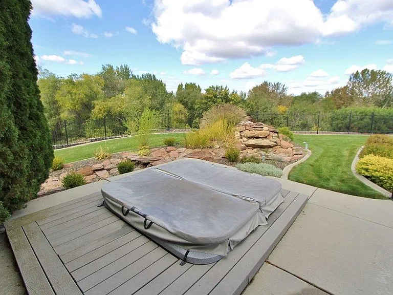 2291 N Greenview Ct — Photo 38