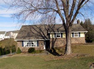 25 Farmington Dr, Jacobus, PA 17407