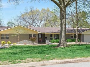 2215 S Meadowview Ave, Springfield, MO 65804