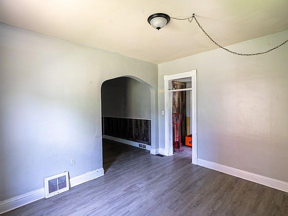 3rd image of 3010 Felix St
