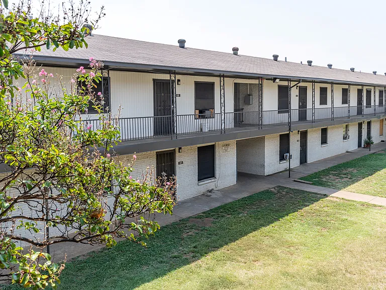 Southgate Manor Apartments — Photo 6